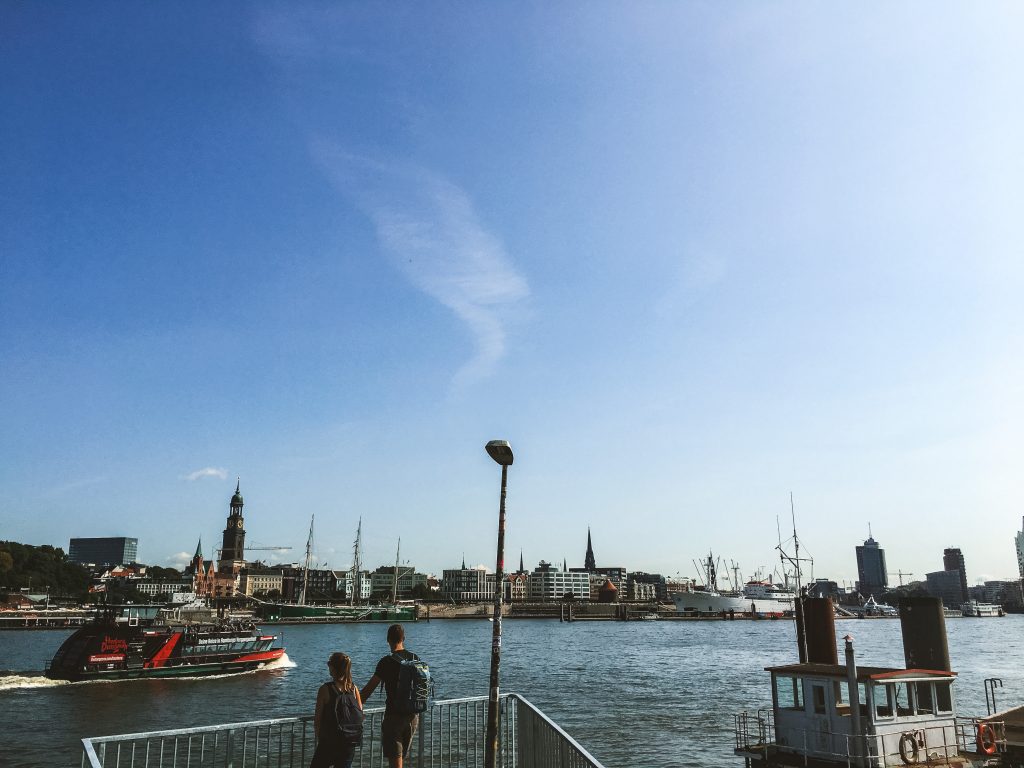 Vistas de Hamburgo desde el otro lado del río